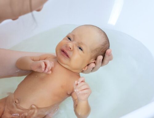Pierwsza kąpiel noworodka – jak się do niej przygotować?
